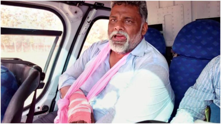 Bihar Assembly Elections 2020 : मुजफ्फरपुर में चुनावी मंच से गिरे पप्पू यादव, टूटा हाथ-Watch Video