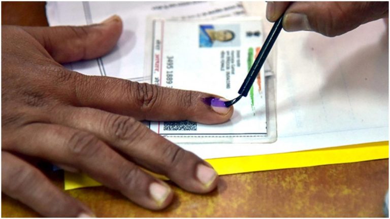 Bihar Assembly Election 2020: बिहार में 71 सीटों पर मतदान आज, 1066 प्रत्याशियों का भविष्य EVM में होगा क़ैद 