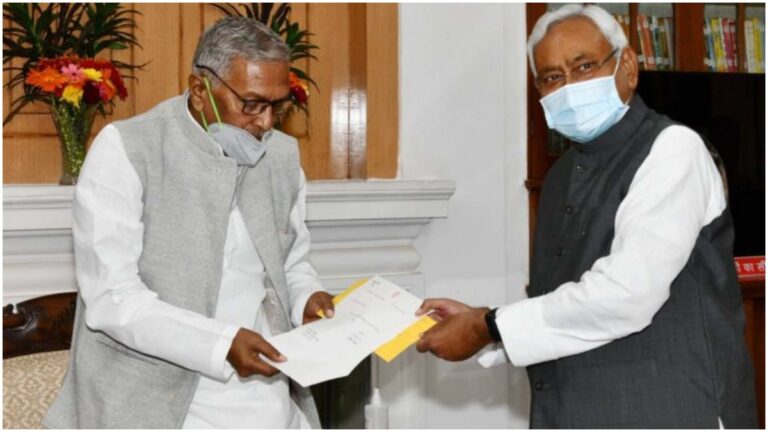 नीतीश कुमार ने राज्यपाल को इस्तीफा सौंपा, विधानसभा भंग करने की सिफारिश की