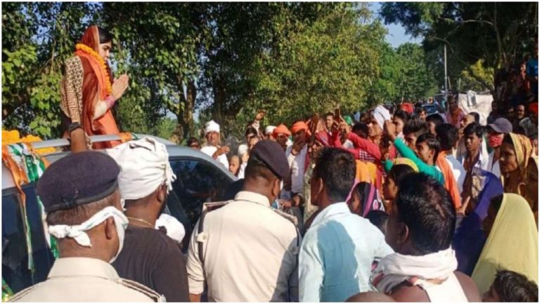 बिहार चुनाव: लालू यादव की पुत्रवधू ऐश्वर्या ने नीतीश कुमार की पार्टी के लिए मांगे वोट, किया रोडशो