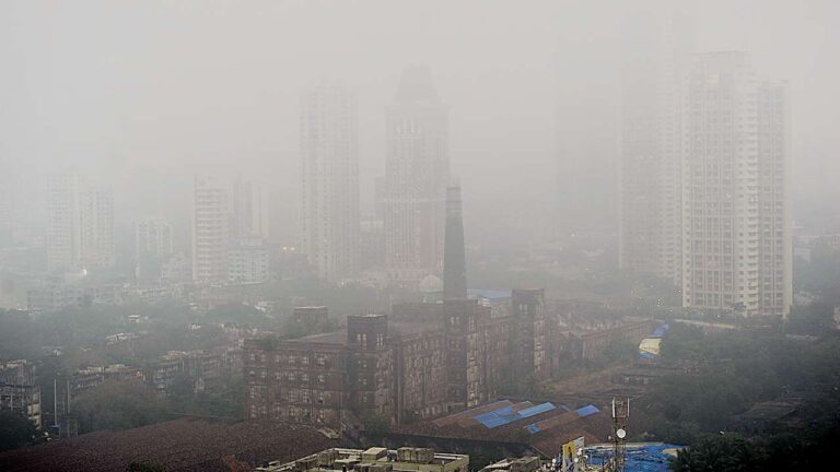 मुंबई में सुबह छाया रहा कोहरा, अधिकतम तापमान में गिरावट से हुई ठंड