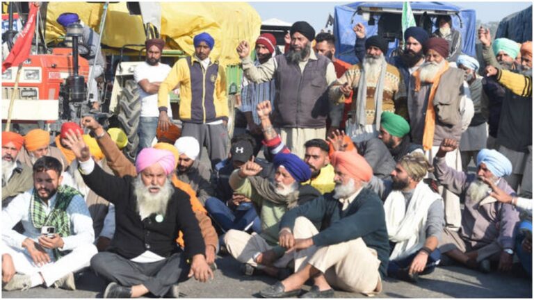 Farmers Protest : यमुना एक्सप्रेसवे पर किसानों के धरने में महिलाएं भी शामिल हुईं, हाईवे पर लगा जाम