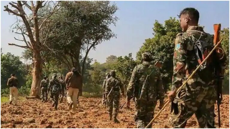 CRPF के शहीद अधिकारी के परिवार को CM योगी ने 50 लाख और सरकारी नौकरी का किया ऐलान