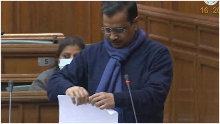 BJP ने केजरीवाल का कृषि कानूनों की प्रतियों के फाड़ने को बताया ‘राजनीतिक स्टंट’