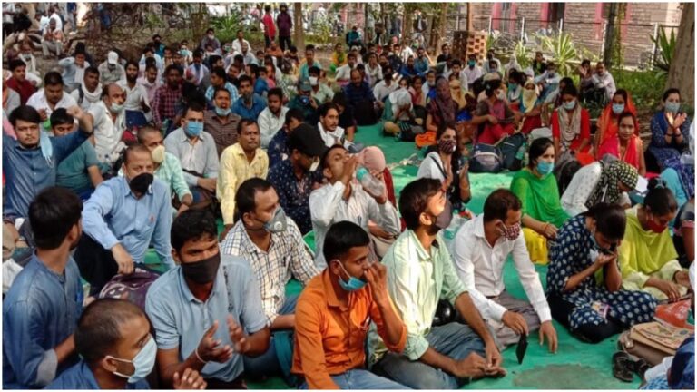 भदोही में नियुक्ति की मांग पर 63 दिनों से आंदोलन कर रहे हैं सफाईकर्मी