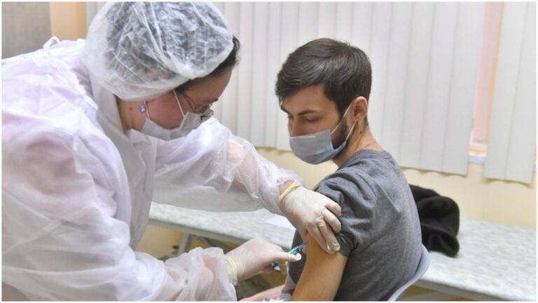 Covid-19 Vaccination: देश में 15 से 18 वर्ष के आयुवर्ग के बच्चों का टीकाकरण शुरू