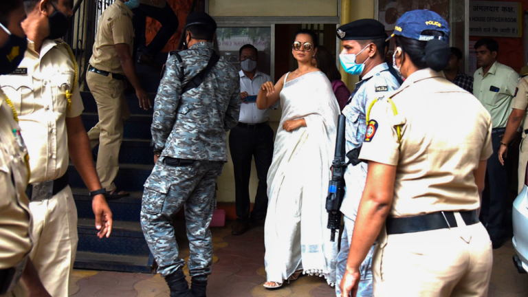 जावेद अख्तर मानहानि मामले में मुंबई पुलिस ने कंगना रनौत को किया तलब, 1 फरवरी को पेश करनी है रिपोर्ट