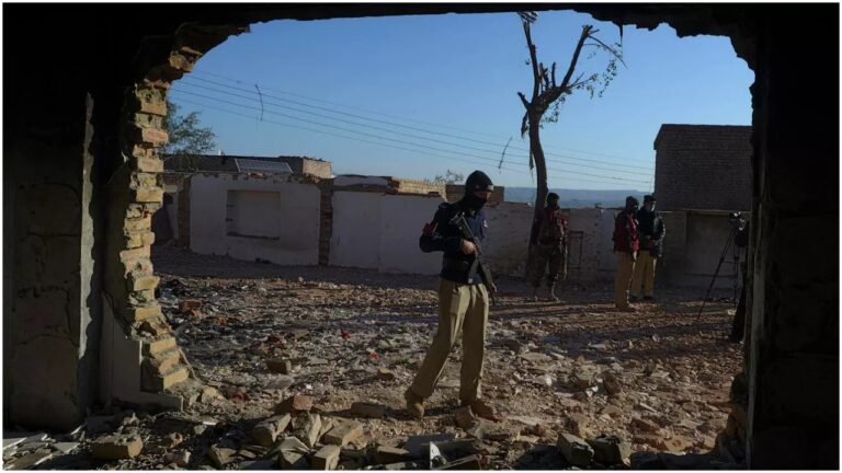 पाकिस्तान में हिंदू मंदिर पर हमला करने के आरोप में 10 और गिरफ्तार, अब तक 55 पकड़े गए