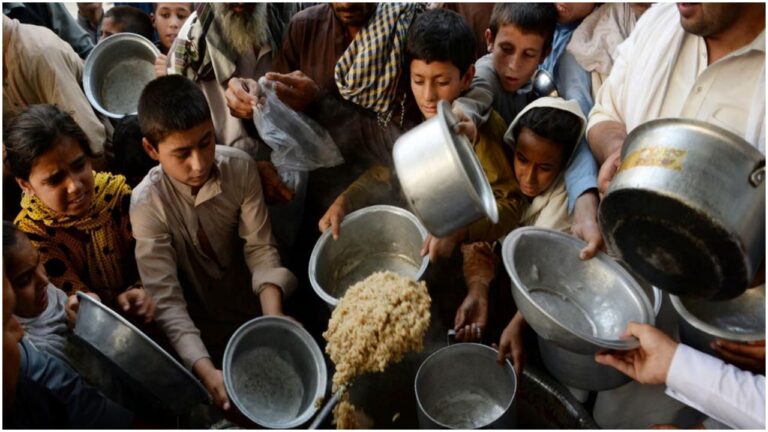 अफगानिस्तान : भूखे रहने को मजबूर हैं करोड़ों बच्चे, बिना गर्म कपड़ों के काट रहे ठंड