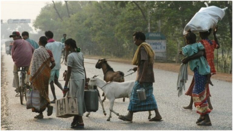 उत्तर प्रदेश : बांदा के एक गांव में दबंगों के भय से दलित परिवार ने घर छोड़ा