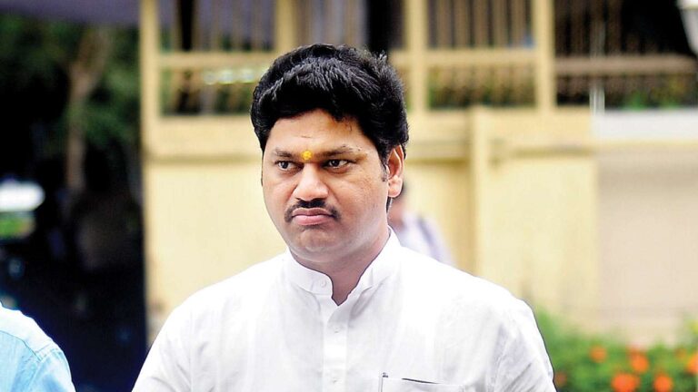 महाराष्ट्र : उद्धव सरकार में मंत्री धनंजय मुंडे पर रेप का आरोप, महिला सिंगर ने बताया जान को खतरा
