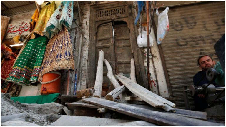 पाकिस्तान : रावलपिंडी में सौ साल पुराने मंदिर पर हमला, मंदिर में चल रह था निर्माण कार्य