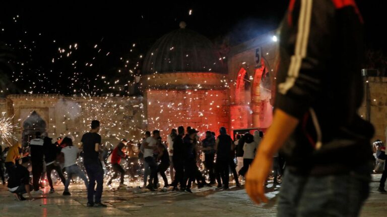 अल-अक्सा मस्जिद में फलस्तीनियों और इजराइल पुलिस के बीच झड़प, कई लोग घायल