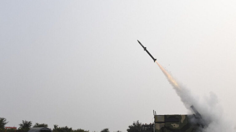 DRDO ने जमीन से हवा में मार करने वाली नई पीढ़ी की आकाश मिसाइल का किया सफल परीक्षण