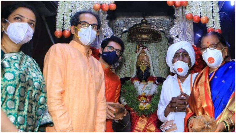 Maharashtra : मुख्यमंत्री उद्धव ठाकरे ने पंढरपुर मंदिर में की ‘महा पूजा’, कोविड की समाप्ति के लिए की प्रार्थना