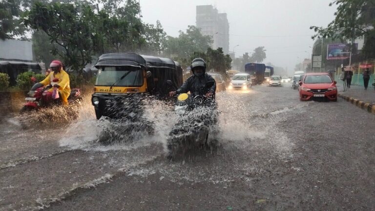 मुंबई में भारी बारिश, जलजमाव के कारण लोकल ट्रेन सेवा प्रभावित