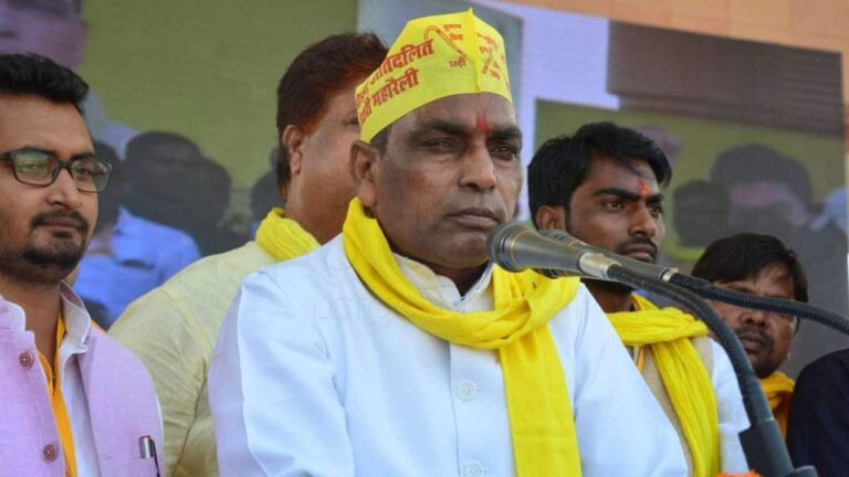 Uttar Pradesh : विधानसभा में विधायकों के साथ धरने पर बैठे ओम प्रकाश राजभर, सरकार से की ये मांग