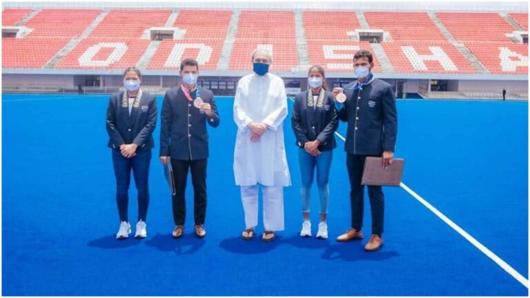 ओडिशा के मुख्यमंत्री ने तोक्यो से लौटे राज्य के हॉकी खिलाड़ियों को सम्मानित किया