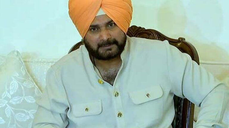 AAP नेता राघव चड्ढा ने सिद्धू को कहा, पंजाब की सियासत का राखी सावंत, कांग्रेस का पलटवार- महिलाओं के खिलाफ मानसिकता
