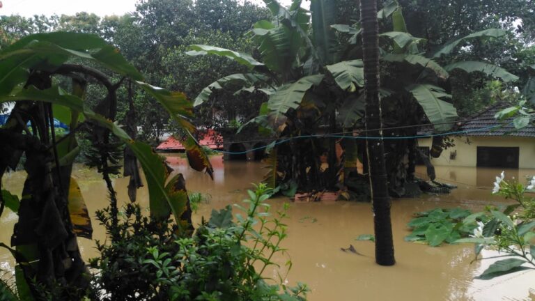 Kerala Floods : केरल में भूस्खलन में मरने वालों की संख्या आठ हुई, लापता लोगों की तलाश जारी