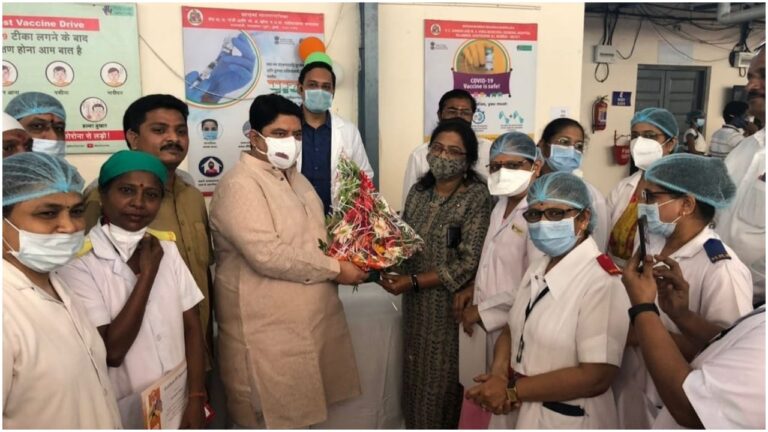 डॉक्टर्स, हेल्थ वर्कर्स,नर्सिंग स्टाफ की वजह से देश मे 100 करोड़ वैक्सीन पूरा होने का कार्यक्रम बना एक उत्सव -सांसद मनोज कोटक