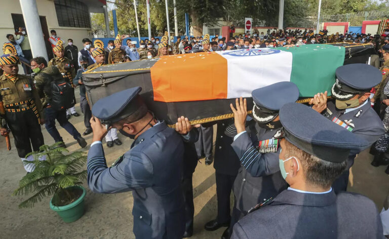 IAF Chopper Crash: ग्रुप कैप्टन वरुण सिंह का सैन्य सम्मान के साथ अंतिम संस्कार