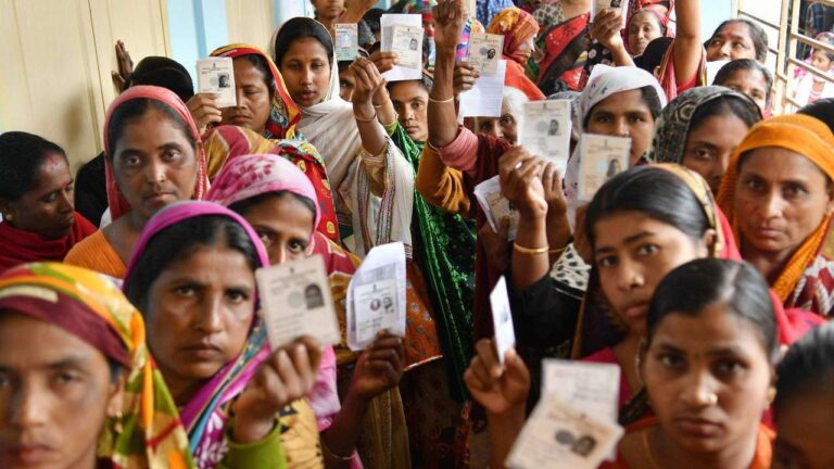 Uttar Pradesh Assembly Elections 2022 Phase 2 : उत्तर प्रदेश में दूसरे चरण की 55 सीटों के लिए मतदान जारी, 586 उम्मीदवार चुनाव मैदान में