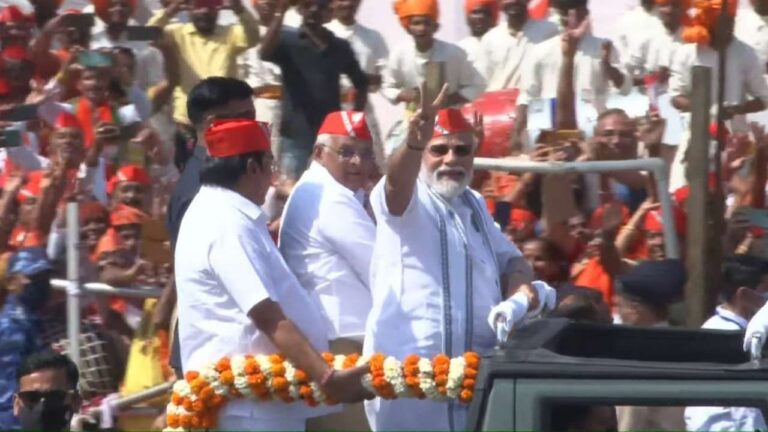 Gujarat : विधानसभा चुनाव में चार राज्यों में BJP की जीत के बाद प्रधानमंत्री नरेंद्र मोदी का गुजरात में रोड शो