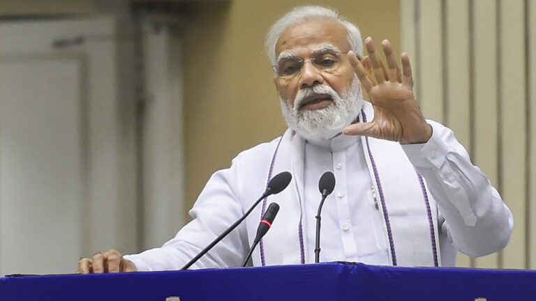 प्रधानमंत्री नरेंद्र मोदी ने अदालतों में स्थानीय भाषाओं के इस्तेमाल पर जोर दिया