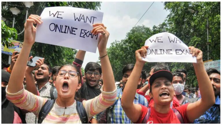 कलकता यूनिवर्सिटी में ऑनलाइन परीक्षा की मांग को लेकर छात्रों का प्रदर्शन