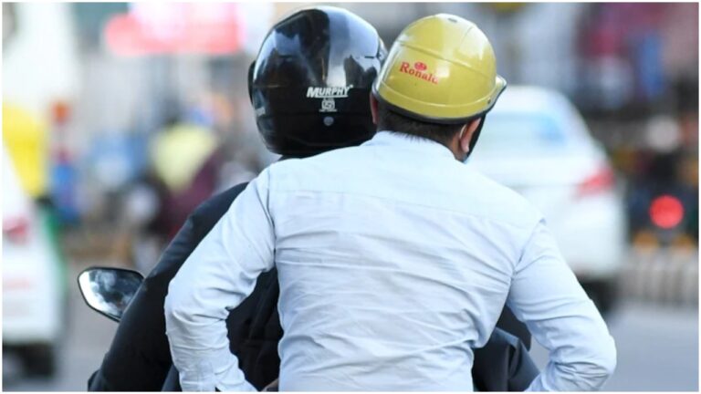 Mumbai में दोपहिया वाहनों की पिछली सीट पर बैठने वालों के लिए हेल्मेट अनिवार्य