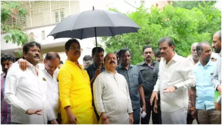 Karnataka: मुख्यमंत्री बसवराज बोम्मई ने किया बारिश प्रभावित इलाकों का दौरा, मृत मजदूरों के परिवारों को दी जाएगी 5 लाख रुपये की राशि