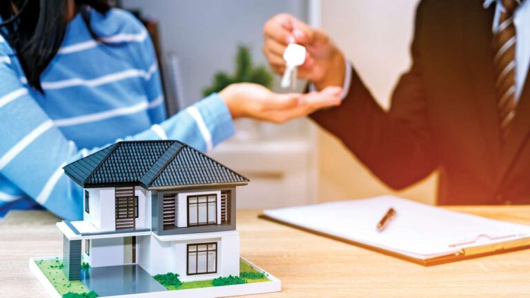 घर खरीदने का सपना हुआ और महंगा, LIC Housing Finance ने भी होम लोन पर बढ़ाई ब्याज दरें