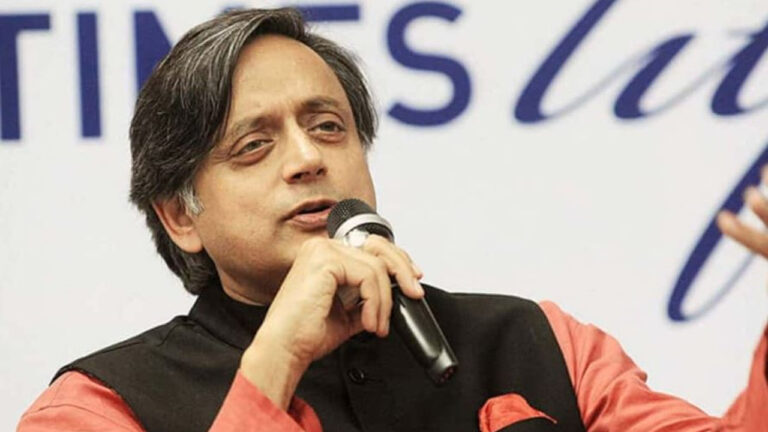 विवेक अग्निहोत्री और अनुपम खेर पर भड़के शशि थरूर, सुनंदा पुष्कर का नाम घसीटने पर लगाई फटकार