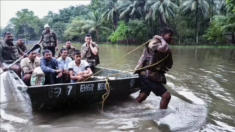 Assam flood fury: असम में बाढ़ से 11 और लोगों की मौत, गृहमंत्री अमित शाह ने की मुख्यमंत्री हिमंत बिस्वा सरमा से बात