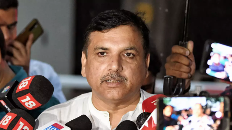 पांच निलंबित सांसदों ने संसद परिसर में गर्मी और मच्छरों के बीच बिताई रात, 50 घंटे का है ये धरना
