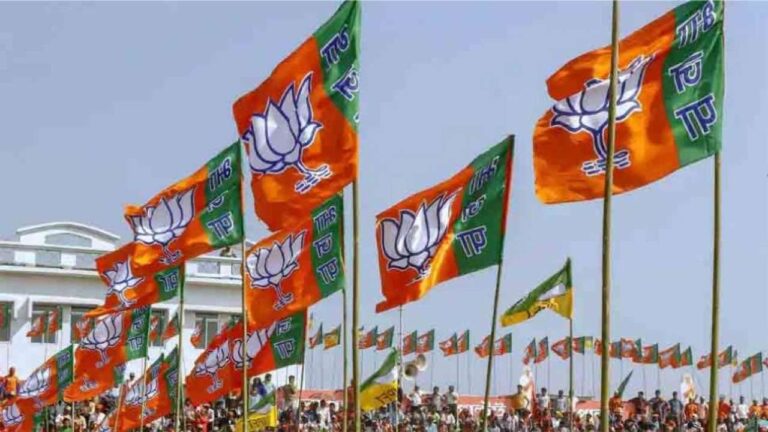 ‘हर घर तिरंगा’ अभियान- भाजपा नेताओं और सरकार के मंत्रियों ने अपने-अपने घरों पर लगाया तिरंगा और निकाली तिरंगा यात्रा