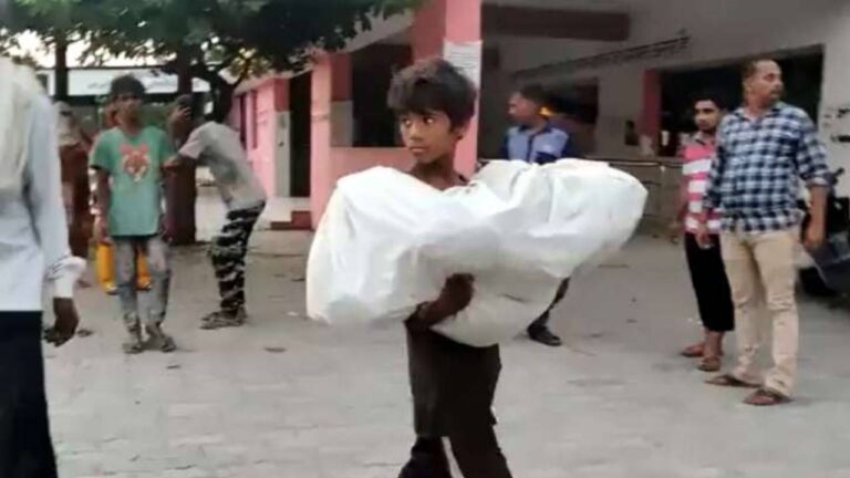 Delhi: एंबुलेंस नहीं मिलने पर, 2 साल के मासूम के शव को हाथ में ले जाने को मजबूर हुआ भाई