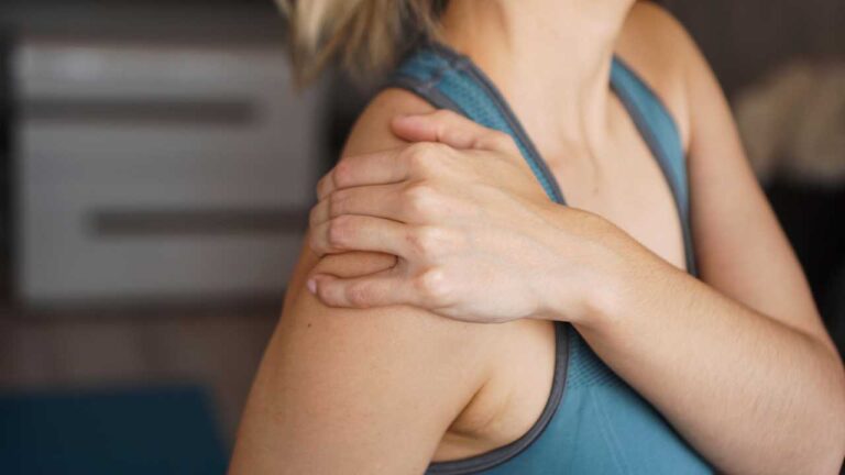 Frozen Shoulder: कंधे में रहती है अकड़न? जानें इग्नोर करना क्यों हो सकता है खतरनाक
