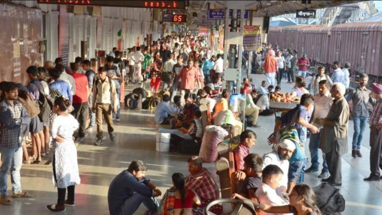 इंडियन रेलवे ने दी फेरीवालों को ट्रेन, स्टेशनों पर सामान बेचने की अनुमति