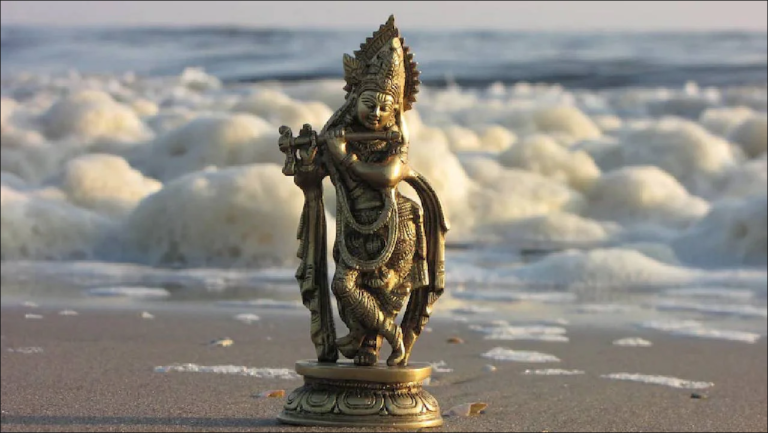 Uttar Pradesh : मथुरा में धूमधाम से मनाई गई श्रीकृष्‍ण जन्‍माष्‍टमी, मंदिरों में उमड़ी भक्तों की भीड़