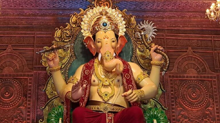 Lalbaugcha Raja 2022 First Look: कीजिए मुंबई के लालबाग के राजा के मुख दर्शन…