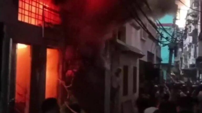 Uttar Pradesh: तीन मंजिला बिल्डिंग में लगी भीषण आग, एक ही परिवार के 5 लोगों की मौत, शादी में शामिल होने आए थे मुरादाबाद