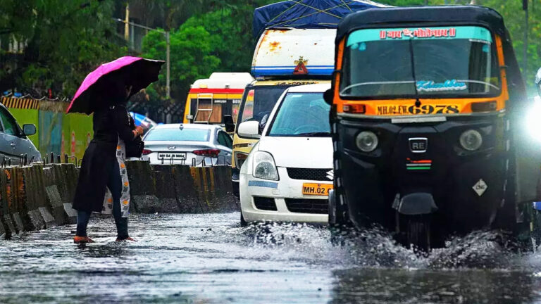 Mumbai Rain Update: मुंबई में पिछले 24 घंटे से हो रही है भारी बारिश, कई इलाकों में हुआ जलभराव, मौसम विभाग ने जारी किया ‘ऑरेंज अलर्ट’