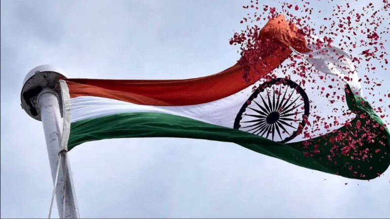 घर पर तिरंगा फहराने से पहले इन बातों का रखें ध्यान, जानिए राष्ट्रीय ध्वज से जुड़े नियम