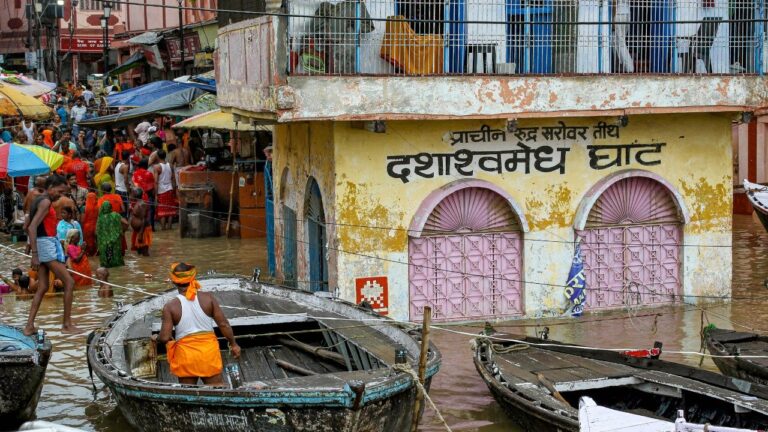 Varanasi: बाढ़ में डूबे घाट, गलियों में हो रहे हैं दाह संस्कार, प्रधानमंत्री नरेंद्र मोदी ने जताई चिंता