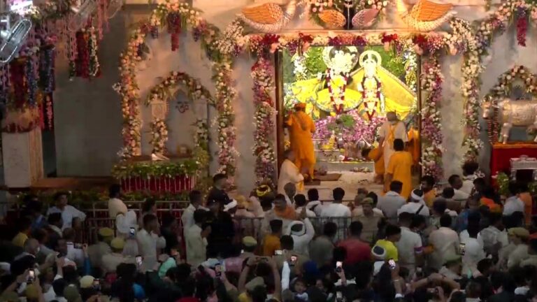 Uttar Pradesh: बांकेबिहारी मंदिर में मंगला आरती के समय भगवान की एक झलक पाने के लिए मची भगदड़, दो श्रध्दालुओं की मौत