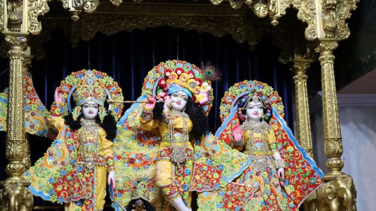 Janmashtami 2022: देशभर में श्रीकृष्ण जन्माष्टमी की धूम, देखते ही बनते रही है मंदिरों की छटा, देखें तस्वीरें