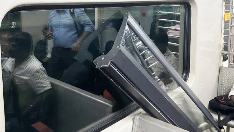 मुंबई एसी लोकल में सामान रखने के लिए बना रैक टूटकर यात्रियों पर गिरा,कोचों की गुणवत्ता पर उठे सवाल