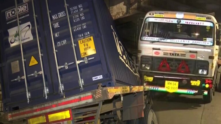 Maharashtra: मुंबई के Kings Circle Railway Bridge के नीचे फ‍िर फंसा कंटेनर ट्रक